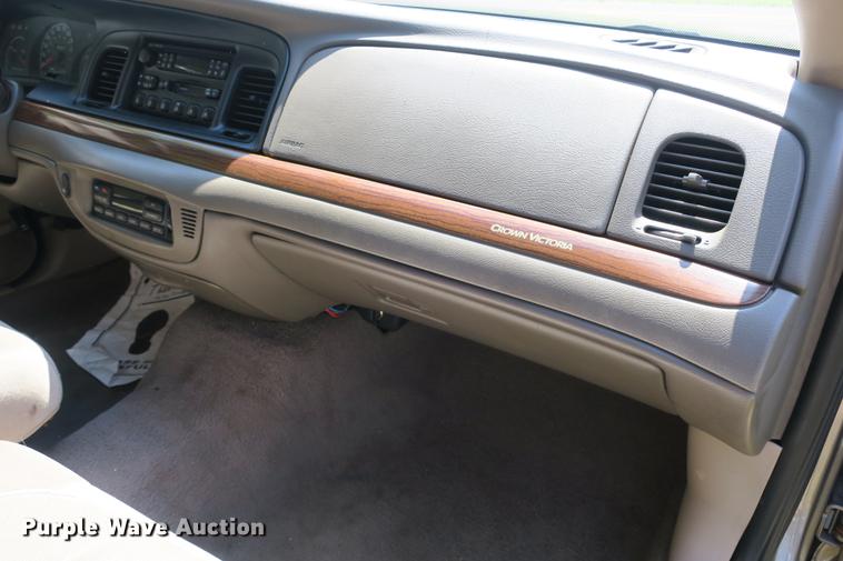 image for item DE3720 2001 Ford Crown Victoria LX