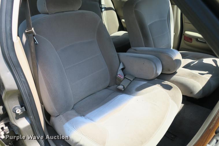 image for item DE3720 2001 Ford Crown Victoria LX