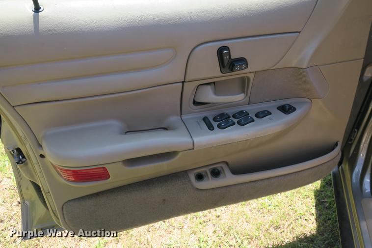 image for item DE3720 2001 Ford Crown Victoria LX