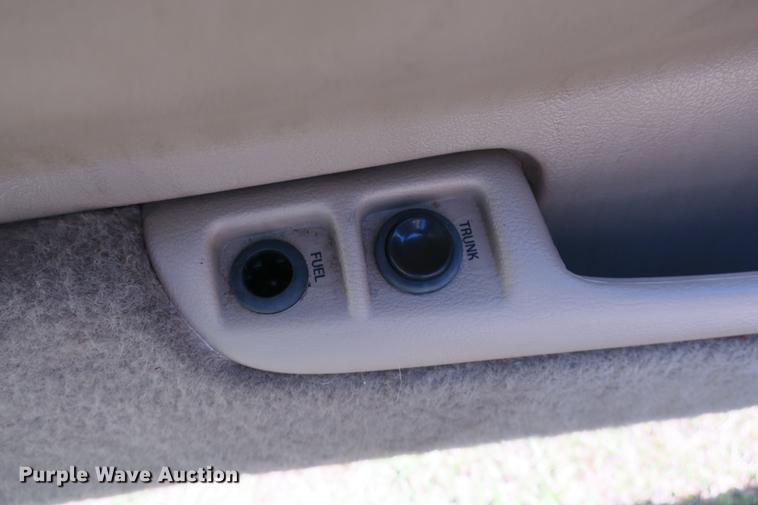 image for item DE3720 2001 Ford Crown Victoria LX