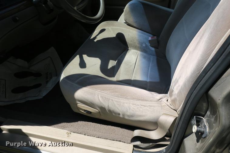 image for item DE3720 2001 Ford Crown Victoria LX