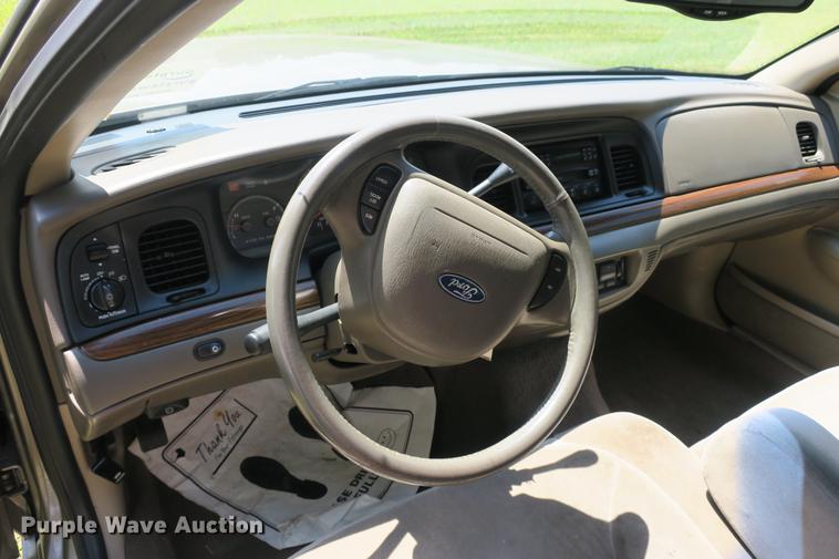 image for item DE3720 2001 Ford Crown Victoria LX