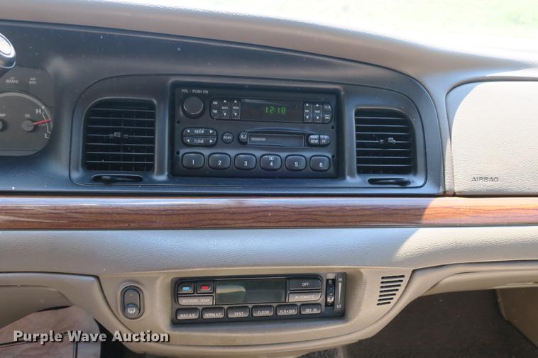 image for item DE3720 2001 Ford Crown Victoria LX