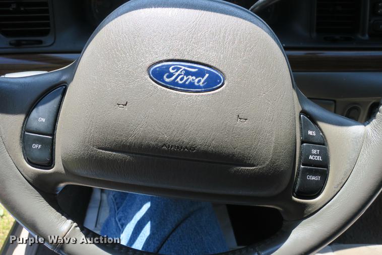 image for item DE3720 2001 Ford Crown Victoria LX