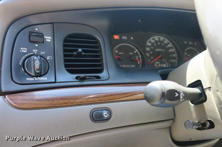 image for item DE3720 2001 Ford Crown Victoria LX