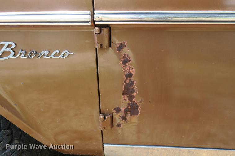 image for item DE3726 1973 Ford Bronco SUV