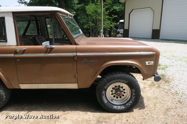 image for item DE3726 1973 Ford Bronco SUV