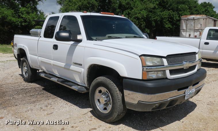 image for item DE3752 2004 Chevrolet Silverado 2500HD LS Ext. Cab pickup truck