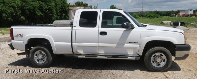 image for item DE3752 2004 Chevrolet Silverado 2500HD LS Ext. Cab pickup truck