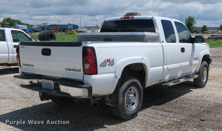 image for item DE3752 2004 Chevrolet Silverado 2500HD LS Ext. Cab pickup truck