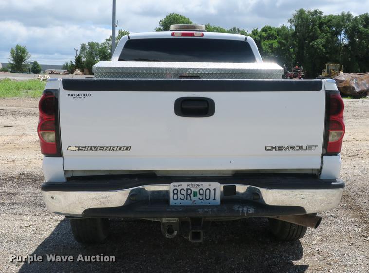 image for item DE3752 2004 Chevrolet Silverado 2500HD LS Ext. Cab pickup truck