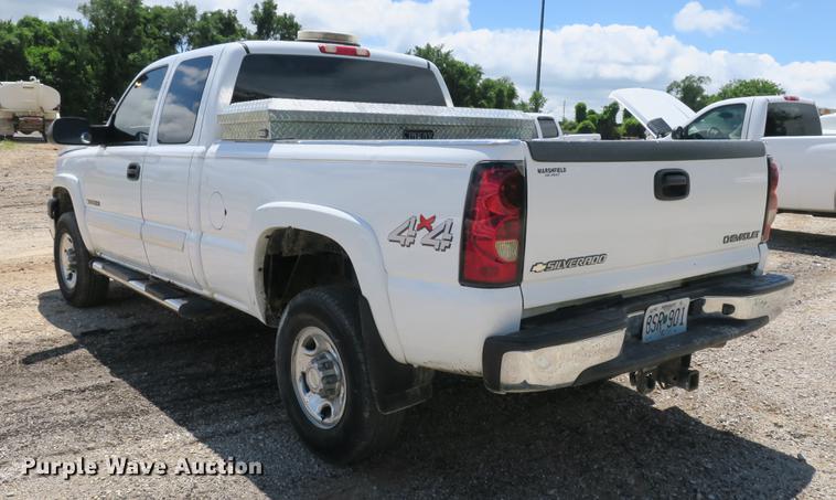 image for item DE3752 2004 Chevrolet Silverado 2500HD LS Ext. Cab pickup truck
