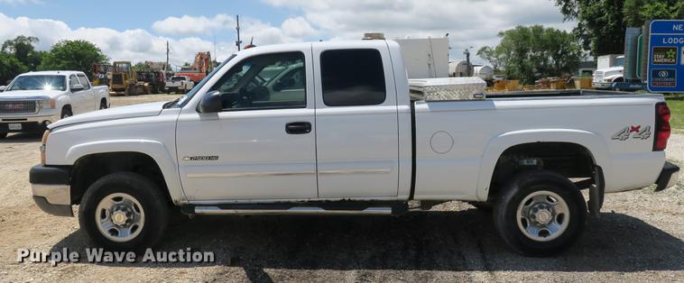 image for item DE3752 2004 Chevrolet Silverado 2500HD LS Ext. Cab pickup truck