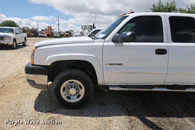 image for item DE3752 2004 Chevrolet Silverado 2500HD LS Ext. Cab pickup truck