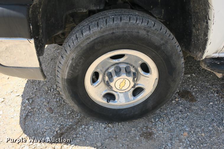 image for item DE3752 2004 Chevrolet Silverado 2500HD LS Ext. Cab pickup truck