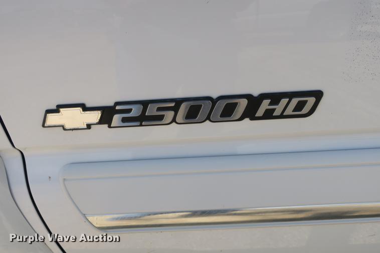 image for item DE3752 2004 Chevrolet Silverado 2500HD LS Ext. Cab pickup truck