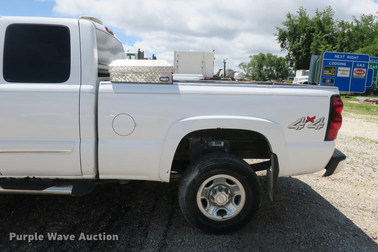 image for item DE3752 2004 Chevrolet Silverado 2500HD LS Ext. Cab pickup truck
