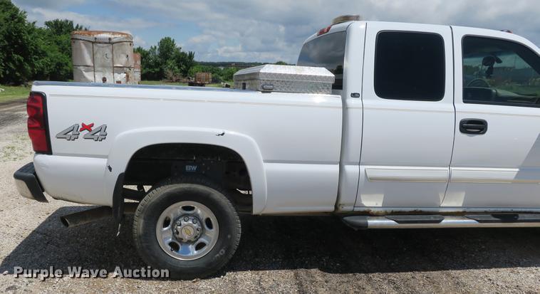 image for item DE3752 2004 Chevrolet Silverado 2500HD LS Ext. Cab pickup truck