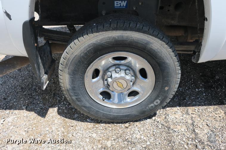 image for item DE3752 2004 Chevrolet Silverado 2500HD LS Ext. Cab pickup truck