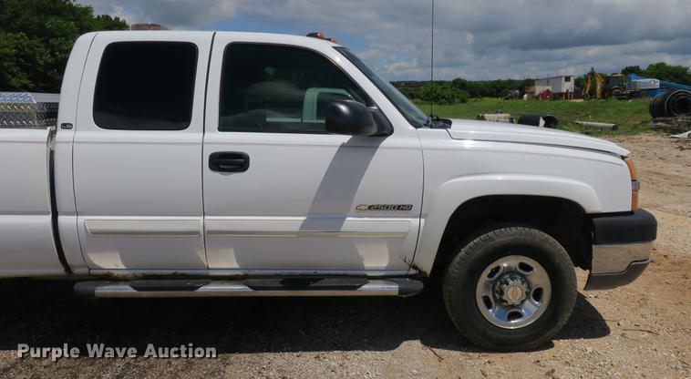 image for item DE3752 2004 Chevrolet Silverado 2500HD LS Ext. Cab pickup truck