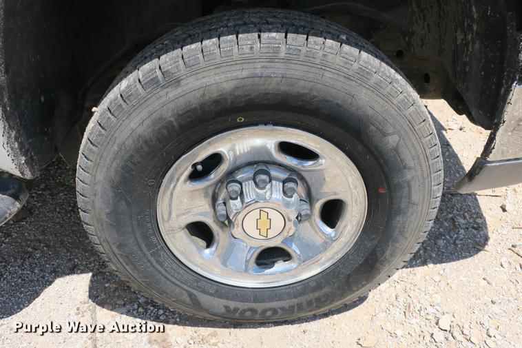 image for item DE3752 2004 Chevrolet Silverado 2500HD LS Ext. Cab pickup truck