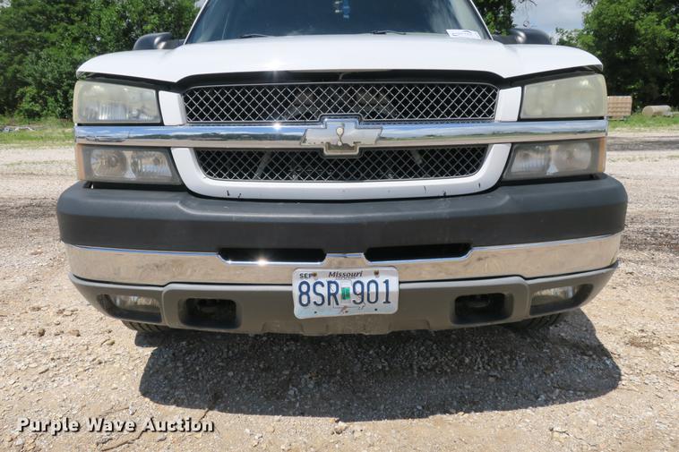 image for item DE3752 2004 Chevrolet Silverado 2500HD LS Ext. Cab pickup truck