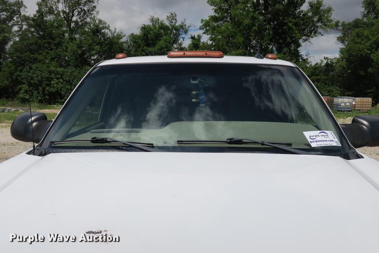 image for item DE3752 2004 Chevrolet Silverado 2500HD LS Ext. Cab pickup truck