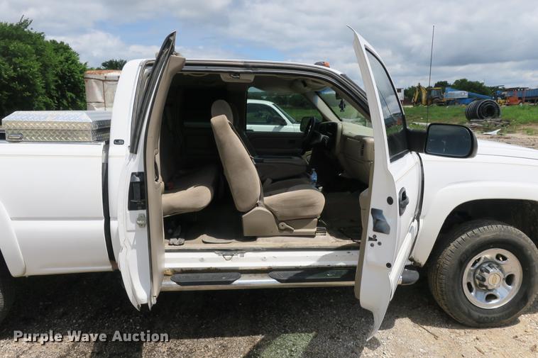 image for item DE3752 2004 Chevrolet Silverado 2500HD LS Ext. Cab pickup truck