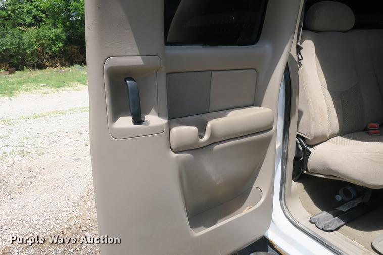 image for item DE3752 2004 Chevrolet Silverado 2500HD LS Ext. Cab pickup truck