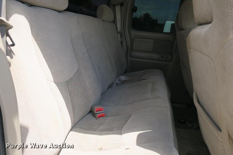 image for item DE3752 2004 Chevrolet Silverado 2500HD LS Ext. Cab pickup truck