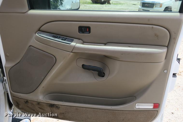 image for item DE3752 2004 Chevrolet Silverado 2500HD LS Ext. Cab pickup truck