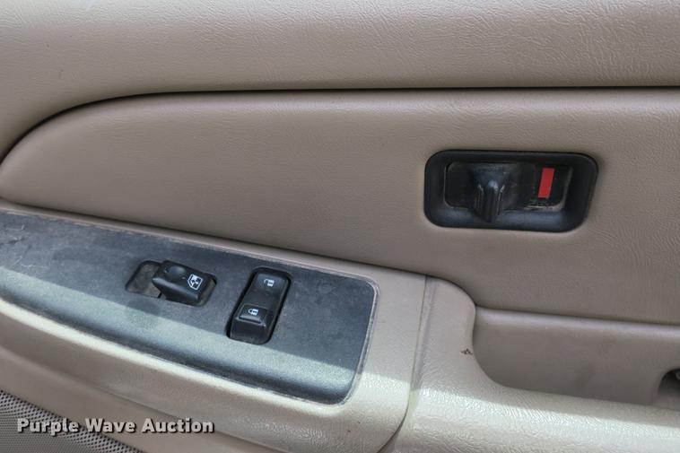 image for item DE3752 2004 Chevrolet Silverado 2500HD LS Ext. Cab pickup truck