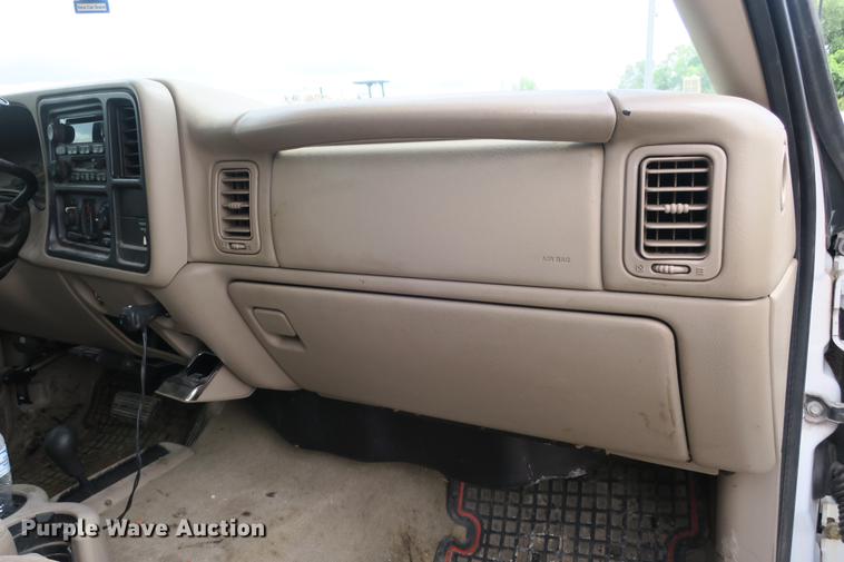 image for item DE3752 2004 Chevrolet Silverado 2500HD LS Ext. Cab pickup truck