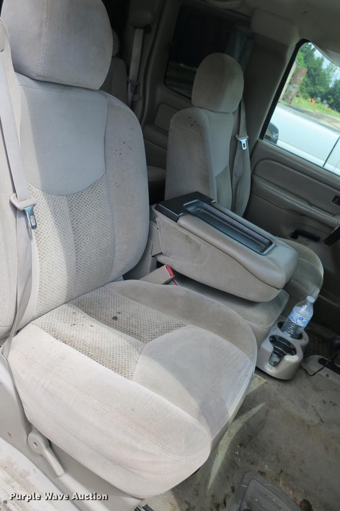 image for item DE3752 2004 Chevrolet Silverado 2500HD LS Ext. Cab pickup truck