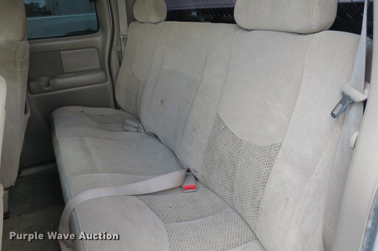 image for item DE3752 2004 Chevrolet Silverado 2500HD LS Ext. Cab pickup truck