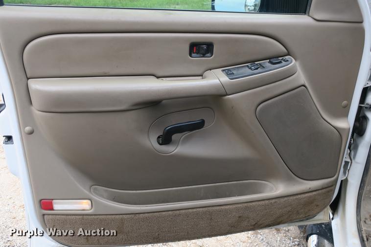 image for item DE3752 2004 Chevrolet Silverado 2500HD LS Ext. Cab pickup truck