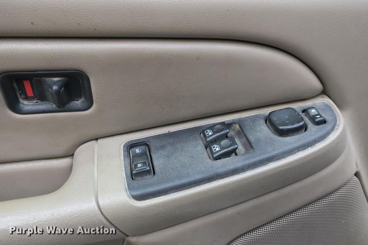 image for item DE3752 2004 Chevrolet Silverado 2500HD LS Ext. Cab pickup truck