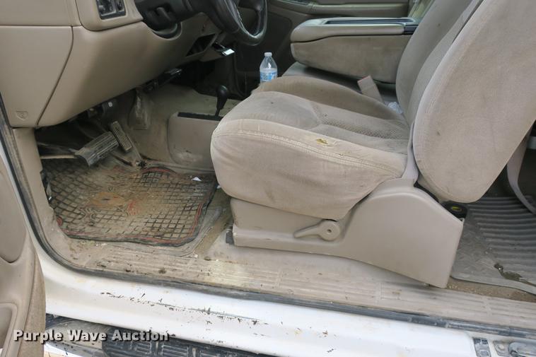 image for item DE3752 2004 Chevrolet Silverado 2500HD LS Ext. Cab pickup truck