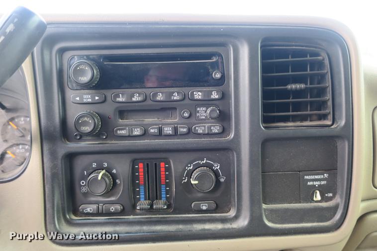 image for item DE3752 2004 Chevrolet Silverado 2500HD LS Ext. Cab pickup truck