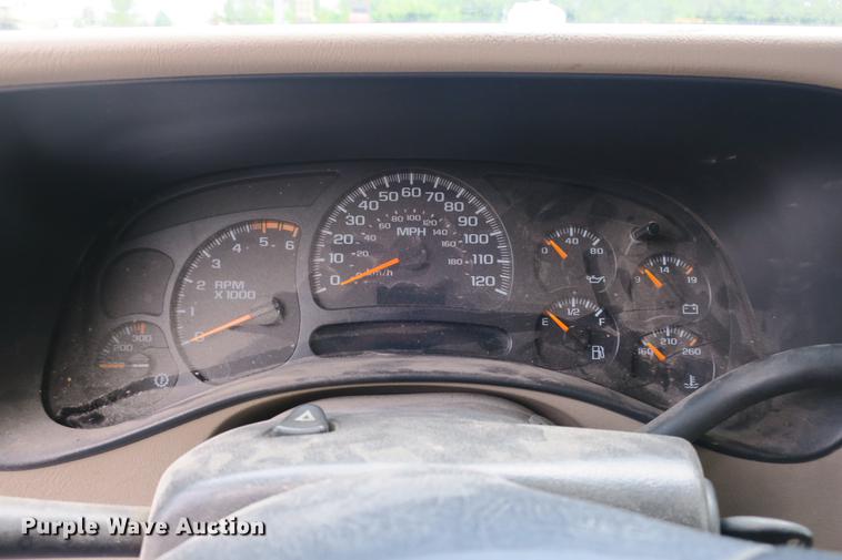 image for item DE3752 2004 Chevrolet Silverado 2500HD LS Ext. Cab pickup truck