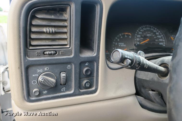 image for item DE3752 2004 Chevrolet Silverado 2500HD LS Ext. Cab pickup truck