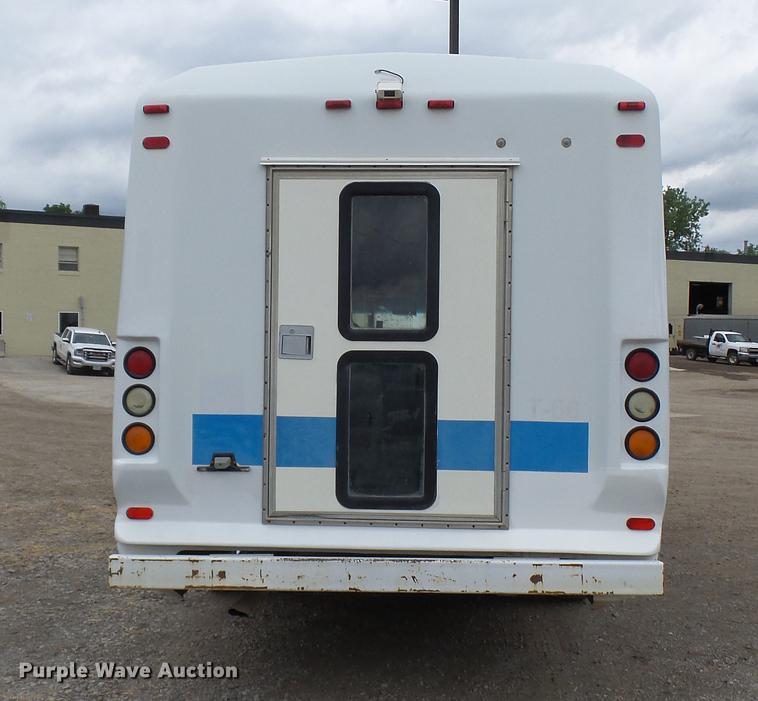 image for item DP9507 2000 Chevrolet Express G3500 Aerolite shuttle bus