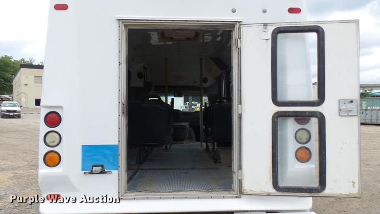 image for item DP9507 2000 Chevrolet Express G3500 Aerolite shuttle bus