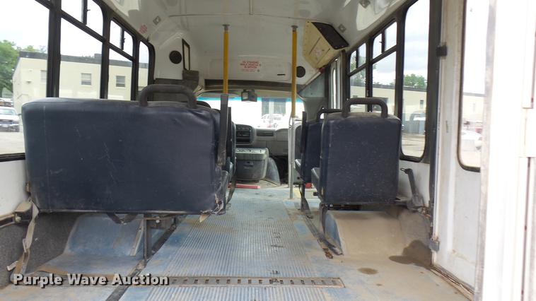 image for item DP9507 2000 Chevrolet Express G3500 Aerolite shuttle bus