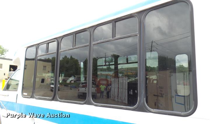 image for item DP9507 2000 Chevrolet Express G3500 Aerolite shuttle bus