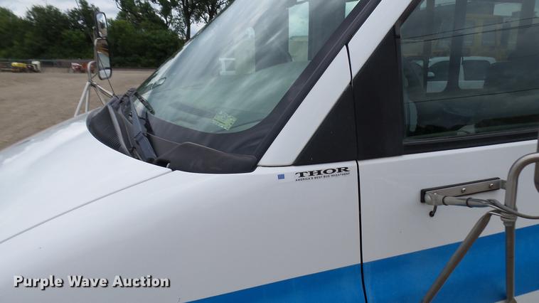 image for item DP9507 2000 Chevrolet Express G3500 Aerolite shuttle bus