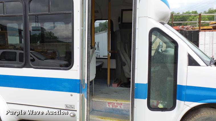 image for item DP9507 2000 Chevrolet Express G3500 Aerolite shuttle bus