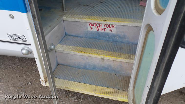 image for item DP9507 2000 Chevrolet Express G3500 Aerolite shuttle bus