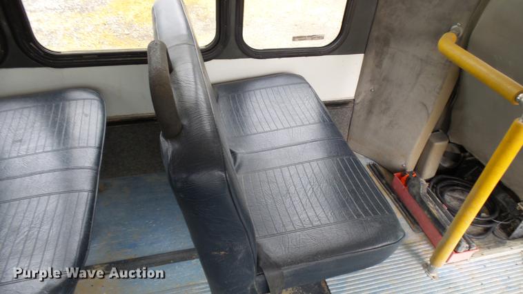 image for item DP9507 2000 Chevrolet Express G3500 Aerolite shuttle bus