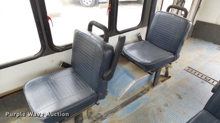 image for item DP9507 2000 Chevrolet Express G3500 Aerolite shuttle bus